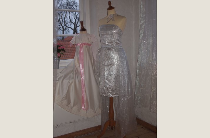 Kort kjole i sølv brokade