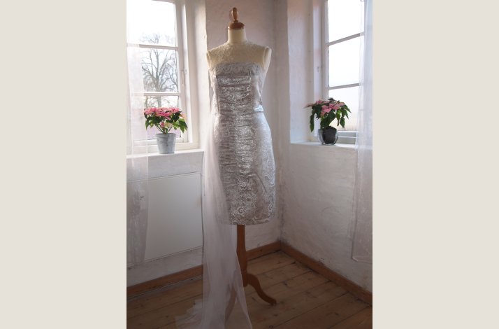 Kort corsage kjole i sølvbrokade med aftalgeligt blonde/tylslæb