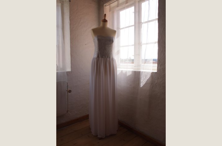 Sølv brokade / hvid kjole lang