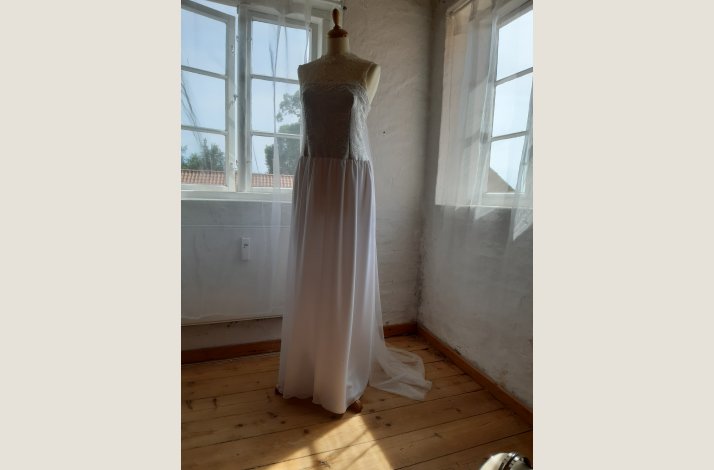 Sølv brokade / hvid kjole lang med slæb